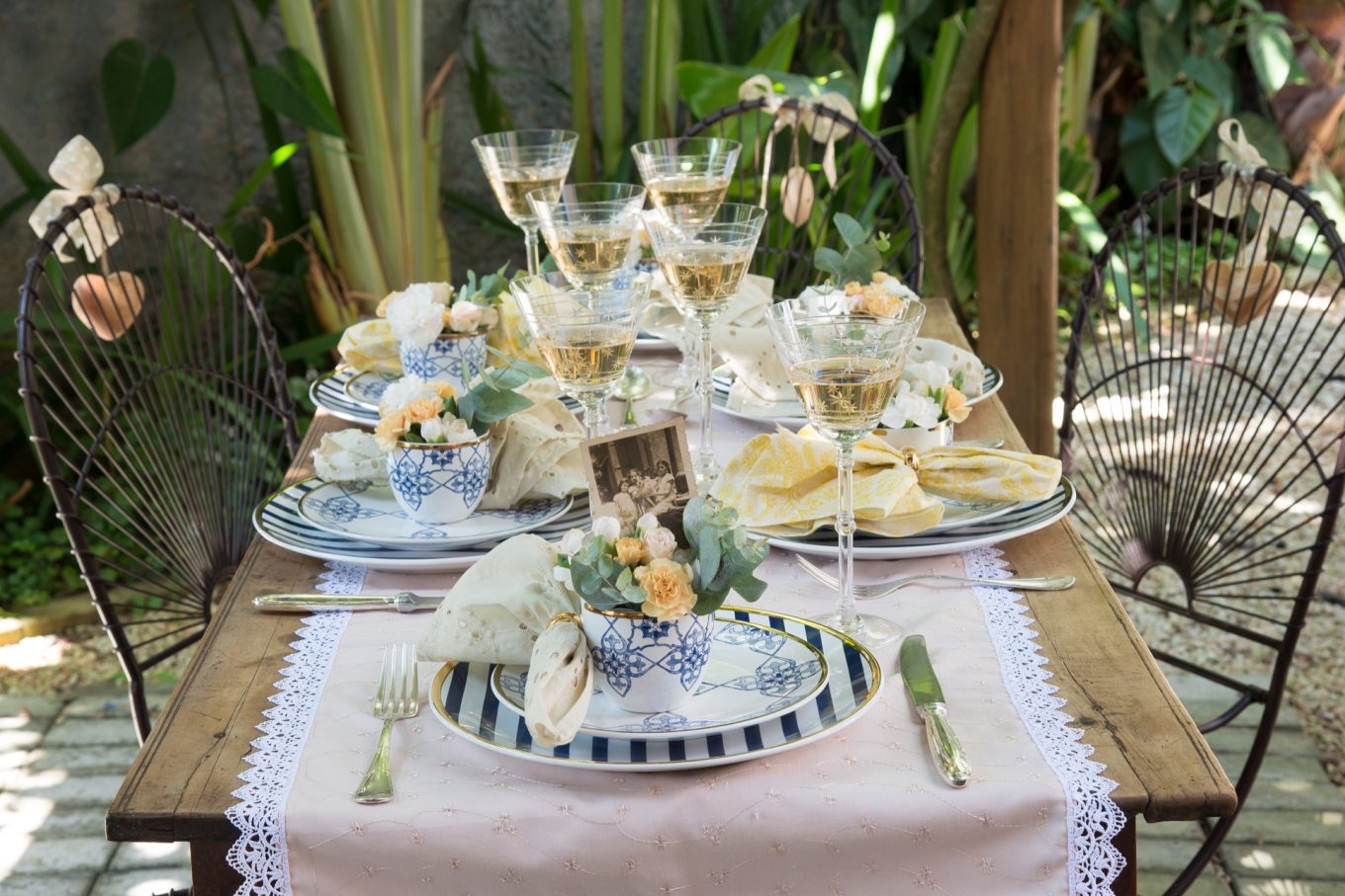 Aparelho de jantar Coup Lusitana da Oxford Porcelanas. Taças de cristal para vinho branco Venezia Star da Oxford Crystal. Caminho de mesa Villa Pano; guardanapo de lese Fio & Co; cadeiras Santa Festa. Foto: Cacá Bratke. Imagem: Aparelho de jantar Coup Lusitana da Oxford Porcelanas. Taças de cristal para vinho branco Venezia Star da Oxford Crystal. Caminho de mesa Villa Pano; guardanapo de lese Fio & Co; cadeiras Santa Festa. Foto: Cacá Bratke.