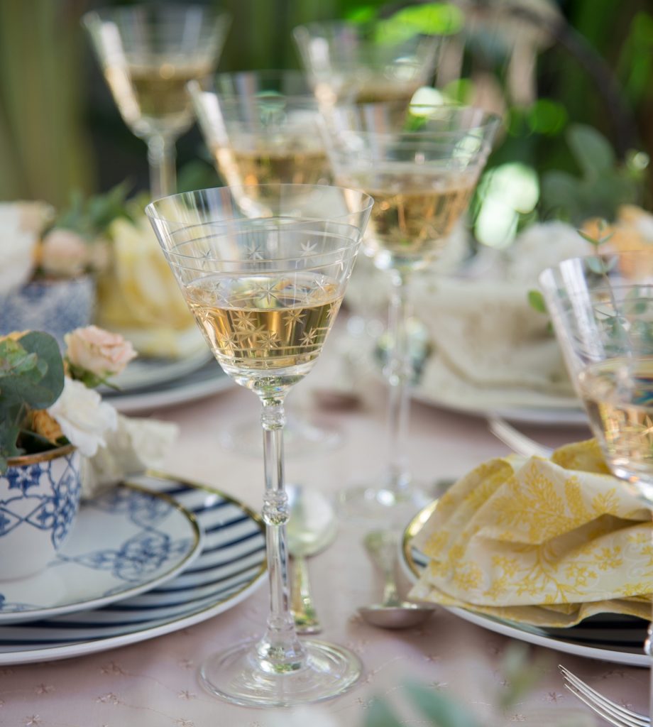 Taças de cristal para vinho branco Venezia Star da Oxford Crystal ganham destaque na mesa. Guardanapo amarelo da Villa Pano. Foto: Cacá Bratke. Imagem: Taças de cristal para vinho branco Venezia Star da Oxford Crystal ganham destaque na mesa. Guardanapo amarelo da Villa Pano. Foto: Cacá Bratke.