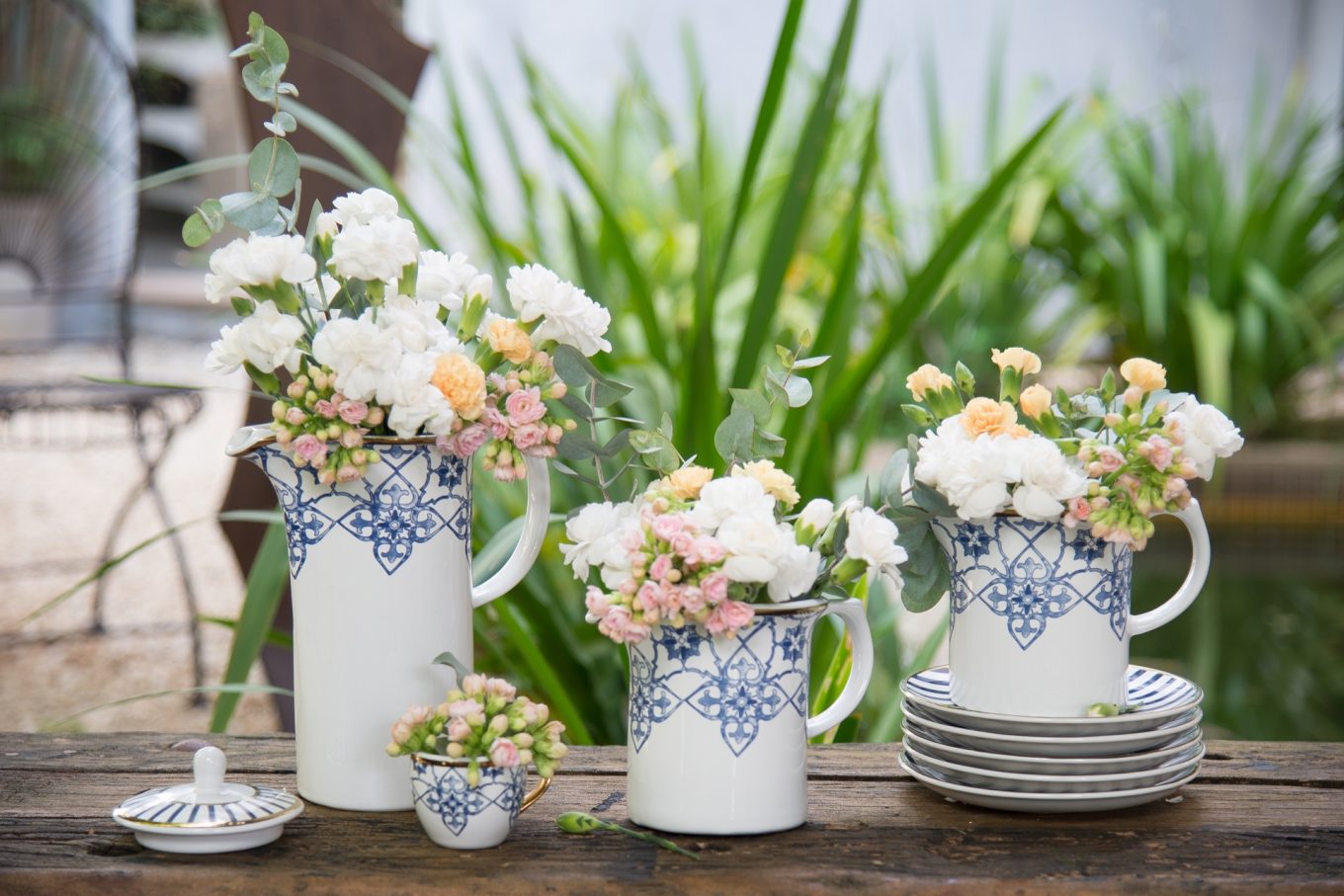 Arranjos de flores feitos com bule, leiteiras e xícara de porcelana. Tudo da coleção Coup Lusitana da Oxford Porcelanas. Foto: Cacá Bratke. Imagem: Arranjos de flores feitos com bule, leiteiras e xícara de porcelana. Tudo da coleção Coup Lusitana da Oxford Porcelanas. Foto: Cacá Bratke.
