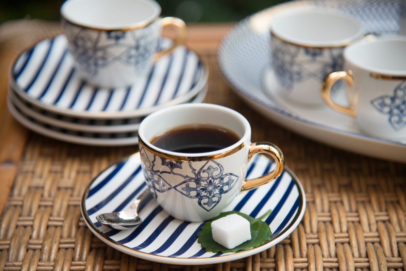 A folha com o cubo de açúcar é um detalhe cheio de charme e que faz a diferença na hora de servir o café. Foto: Cacá Bratke. Imagem: A folha com o cubo de açúcar é um detalhe cheio de charme e que faz a diferença na hora de servir o café. Foto: Cacá Bratke.