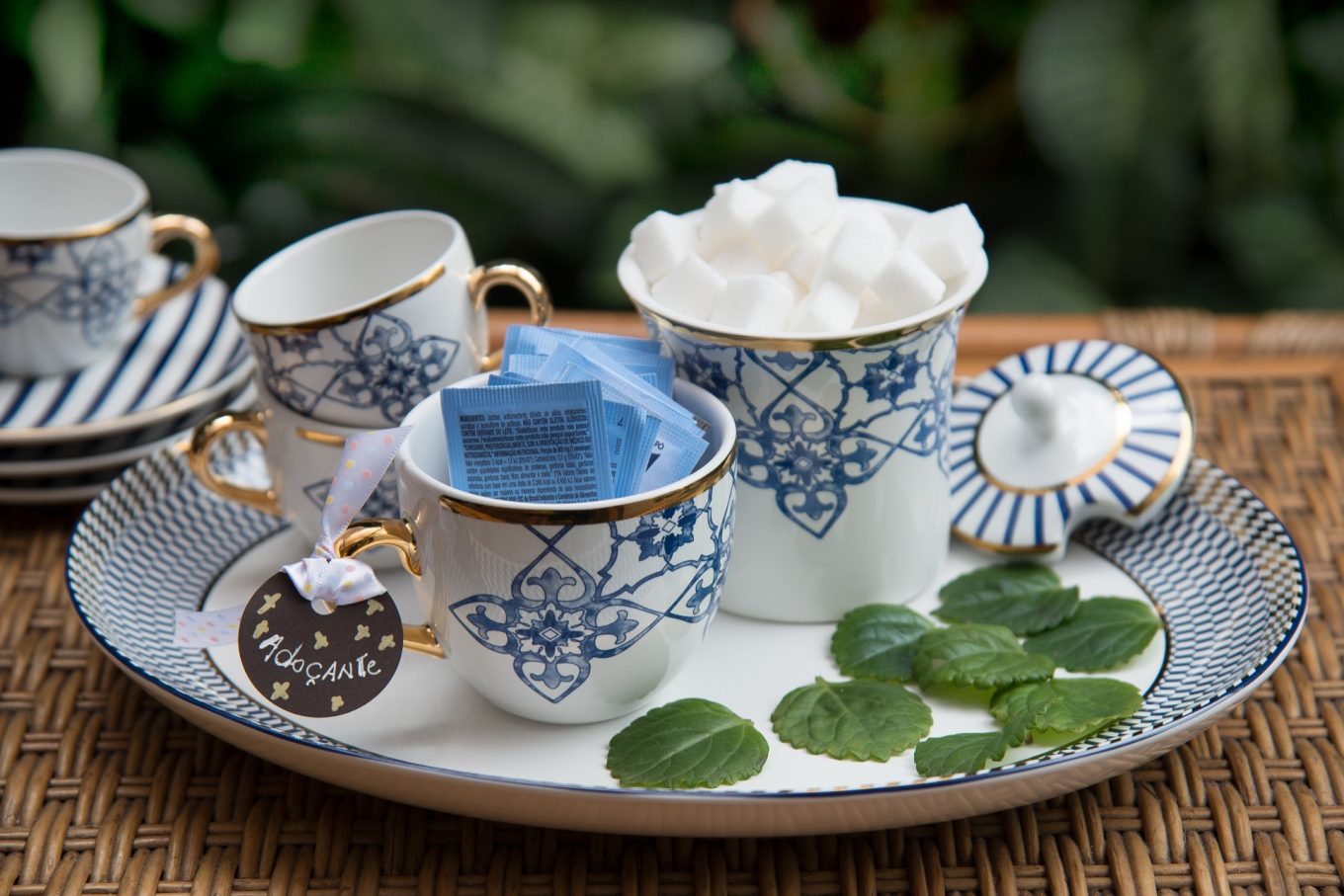 Xícaras e pires da coleção Coup Lusitana e travessa da coleção Flamingo Op Art, peças da Oxford Porcelanas. Foto: Cacá Bratke. Imagem: Xícaras e pires da coleção Coup Lusitana e travessa da coleção Flamingo Op Art, peças da Oxford Porcelanas. Foto: Cacá Bratke.