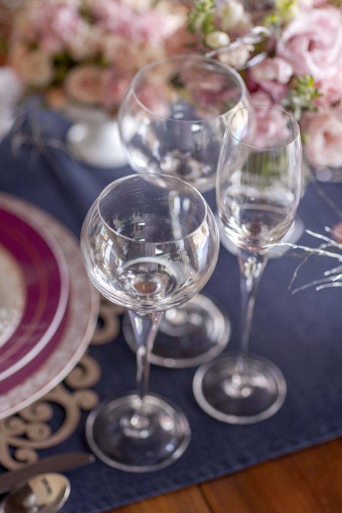Montada em tons de azul, a composição da mesa dá destaque para a louça e detalhes decorativos cor de rosa. Foto: Raphael Günther/Bespoke Content. Imagem: Montada em tons de azul, a composição da mesa dá destaque para a louça e detalhes decorativos cor de rosa. Foto: Raphael Günther/Bespoke Content.