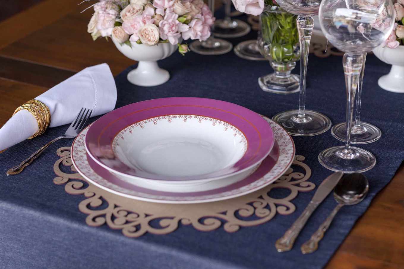 O trilho deixa a mesa prática e versátil. É mais uma afirmação de como é possível ter um ambiente descontraído e elegante ao mesmo tempo. Foto: Raphael Günther/Bespoke Content. Imagem: O trilho deixa a mesa prática e versátil. É mais uma afirmação de como é possível ter um ambiente descontraído e elegante ao mesmo tempo. Foto: Raphael Günther/Bespoke Content.