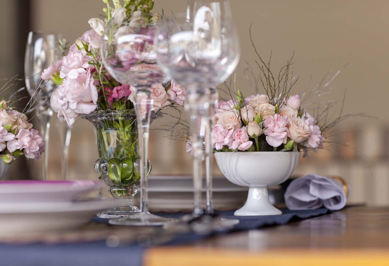 Criatividade para decorar com flores: aposte em arranjos montados em taças de porcelana. Deixa a composição incrível. Foto: Raphael Günther/Bespoke Content. Imagem: Criatividade para decorar com flores: aposte em arranjos montados em taças de porcelana. Deixa a composição incrível. Foto: Raphael Günther/Bespoke Content.