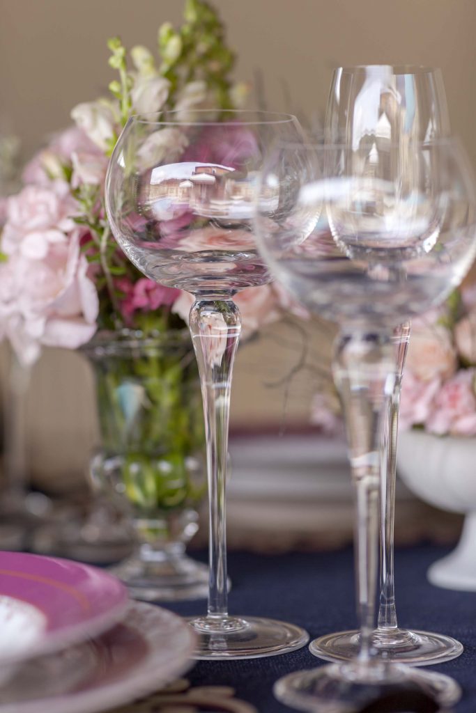 A cor rosa pode estar nas louças, flores ou acessórios da mesa. Foto: Raphael Günther/Bespoke Content. Imagem: A cor rosa pode estar nas louças, flores ou acessórios da mesa. Foto: Raphael Günther/Bespoke Content.