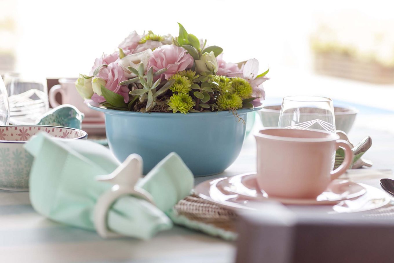 A maior descontração desta mesa é o uso da panela azul de cerâmica da Oxford Cookware como vaso. A composição com as flores deixa tudo mais charmoso. Foto: Raphael Günther/Bespoke Content. Imagem: A maior descontração desta mesa é o uso da panela azul de cerâmica da Oxford Cookware como vaso. A composição com as flores deixa tudo mais charmoso. Foto: Raphael Günther/Bespoke Content.
