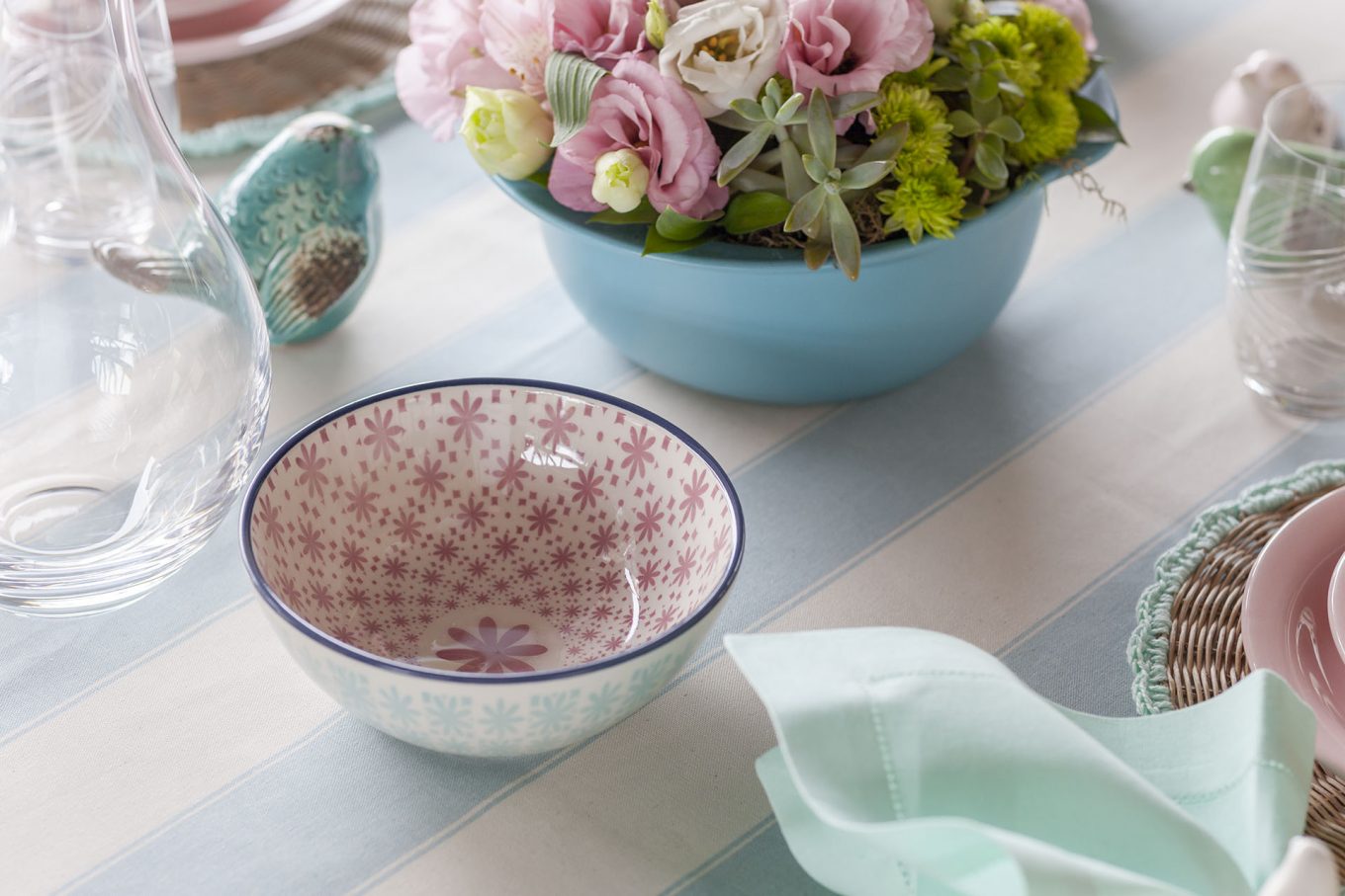 Nesta montagem, a escolha foi o uso de toalha. Assim cabem todos os aparatos, desde bowls, jarras, copos, flores e pássaros para dar bom dia. Foto: Raphael Günther/Bespoke Content. Imagem: Nesta montagem, a escolha foi o uso de toalha. Assim cabem todos os aparatos, desde bowls, jarras, copos, flores e pássaros para dar bom dia. Foto: Raphael Günther/Bespoke Content.