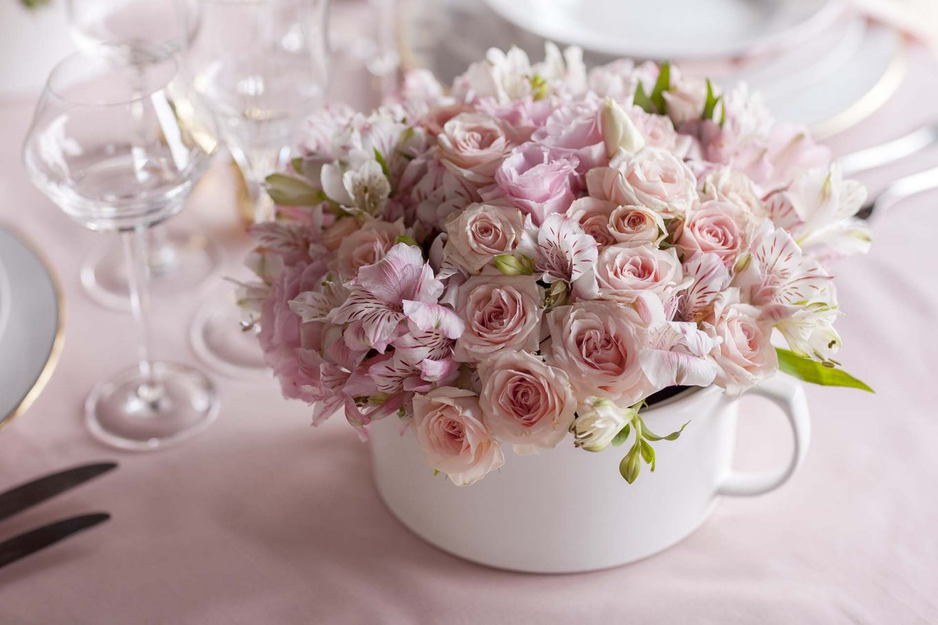 Os arranjos de flores em sopeiras são mais uma forma criativa e inusitada para compor a decoração. Aposte! Foto: Raphael Günther/Bespoke Content. Imagem: Os arranjos de flores em sopeiras são mais uma forma criativa e inusitada para compor a decoração. Aposte! Foto: Raphael Günther/Bespoke Content.