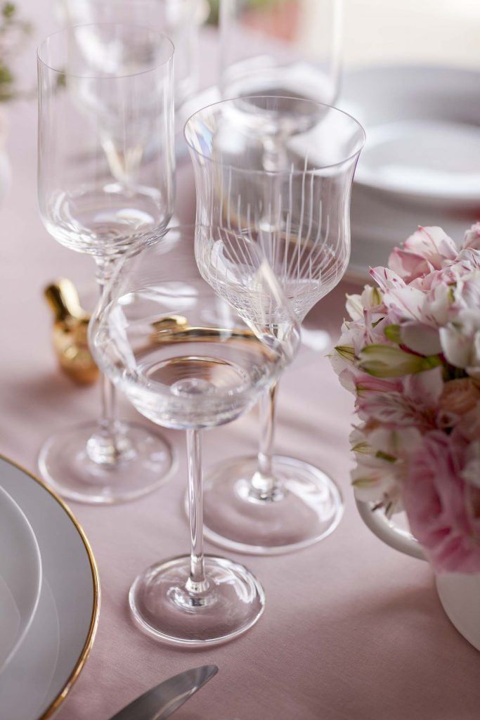 Para os cristais, a ideia foi mesclar diferentes linhas de taças, trazendo ao mesmo tempo charme e criatividade à mesa. Foto: Raphael Günther/Bespoke Content. Imagem: Para os cristais, a ideia foi mesclar diferentes linhas de taças, trazendo ao mesmo tempo charme e criatividade à mesa. Foto: Raphael Günther/Bespoke Content.