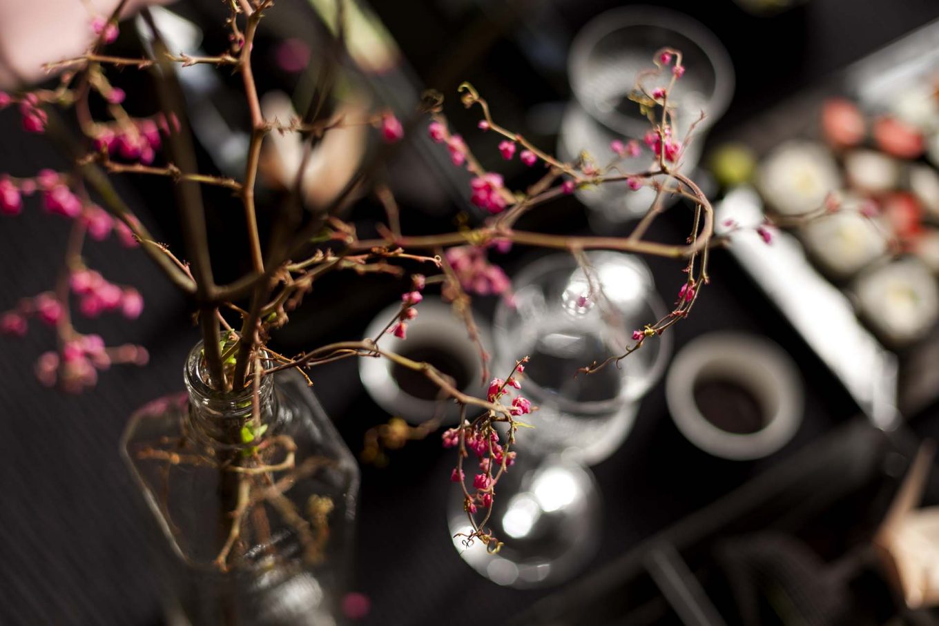 Garrafinhas de vidro transparente são excelentes para abrigar flores na decoração. As flores de cerejeira completam a delicadeza da cena. Foto: Raphael Günther/Bespoke Content. Imagem: Garrafinhas de vidro transparente são excelentes para abrigar flores na decoração. As flores de cerejeira completam a delicadeza da cena. Foto: Raphael Günther/Bespoke Content.