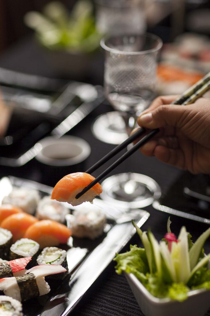 Não esqueça dos hashis! Restaurantes delivery sempre enviam junto com o pedido. Mas caso queira caprichar nos detalhes é bem fácil encontrar hashis lindos e laváveis. Foto: Raphael Günther/Bespoke Content. Imagem: Não esqueça dos hashis! Restaurantes delivery sempre enviam junto com o pedido. Mas caso queira caprichar nos detalhes é bem fácil encontrar hashis lindos e laváveis. Foto: Raphael Günther/Bespoke Content.