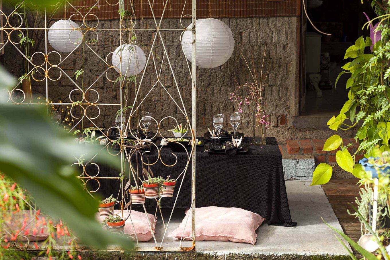 Luminárias, almofadas e bastante verde criam um clima bem aconchegante e convidativo para passar longas horas entre amigos. Foto: Raphael Günther/Bespoke Content. Imagem: Luminárias, almofadas e bastante verde criam um clima bem aconchegante e convidativo para passar longas horas entre amigos. Foto: Raphael Günther/Bespoke Content.
