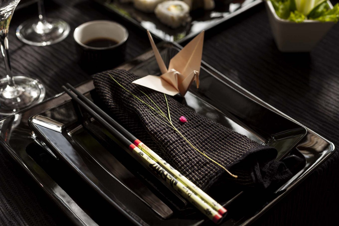 Detalhes que fazem a diferença: o Tsuru sobre cada prato é um toque de carinho. Foto: Raphael Günther/Bespoke Content. Imagem: Detalhes que fazem a diferença: o Tsuru sobre cada prato é um toque de carinho. Foto: Raphael Günther/Bespoke Content.