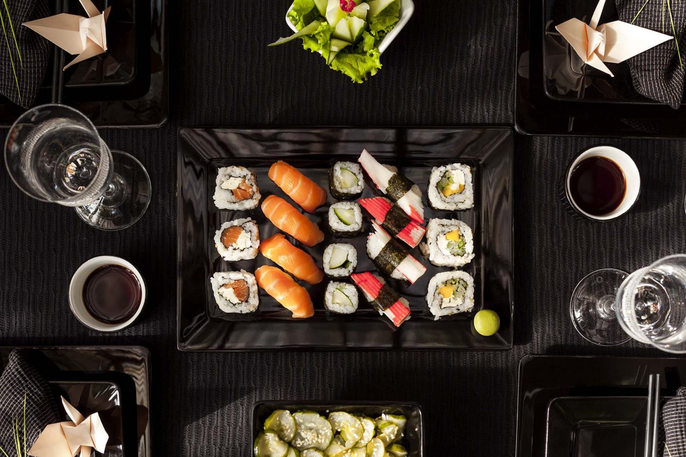 Coloridas e diversificadas, as peças de makis, uramakis e niguiris ganham destaque todo especial nos pratos pretos. Foto: Raphael Günther/Bespoke Content. Imagem: Coloridas e diversificadas, as peças de makis, uramakis e niguiris ganham destaque todo especial nos pratos pretos. Foto: Raphael Günther/Bespoke Content.