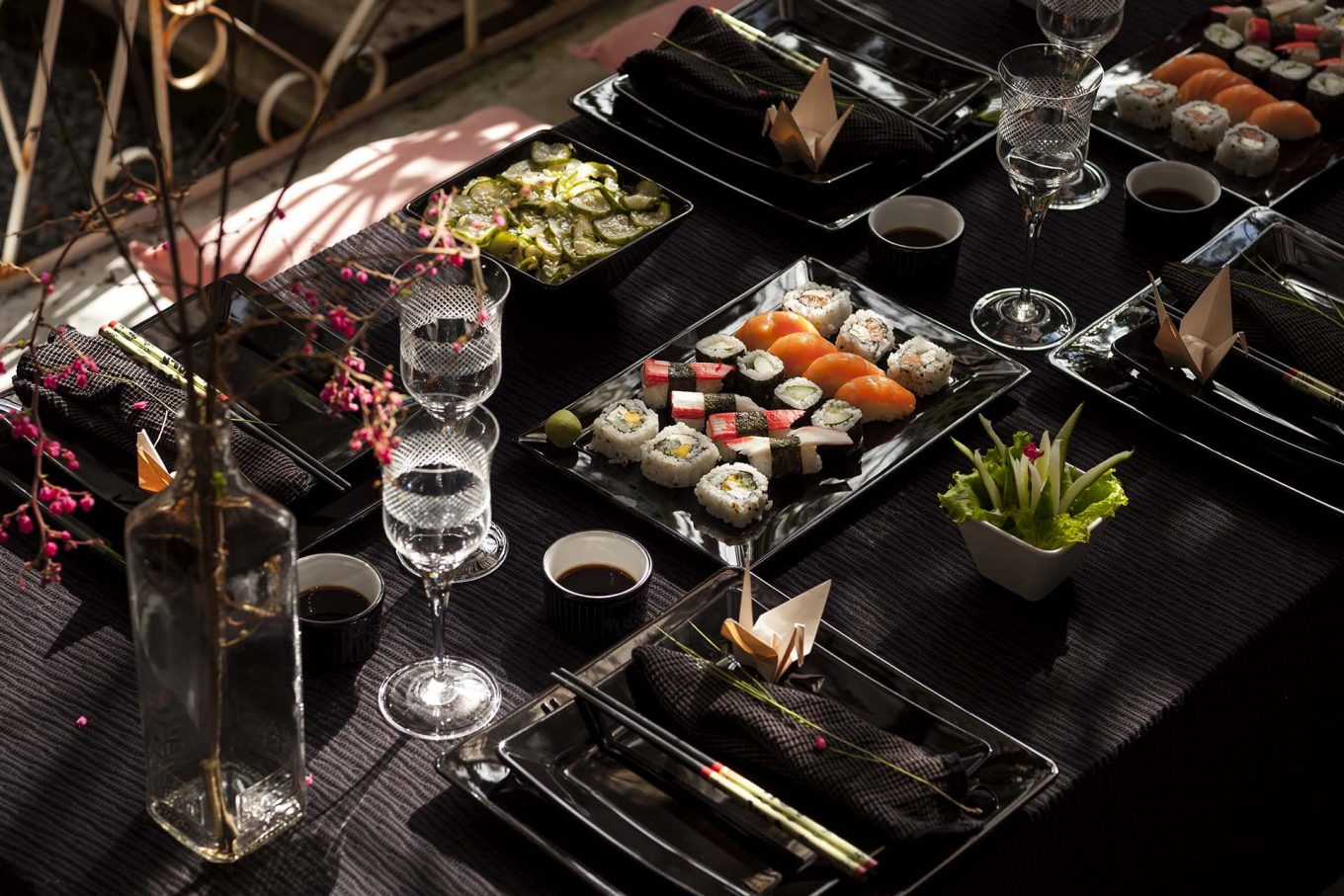 Os potinhos com shoyu devem ser individuais e ficar sempre à frente do prato de cada convidado para evitar acidentes. Foto: Raphael Günther/Bespoke Content. Imagem: Os potinhos com shoyu devem ser individuais e ficar sempre à frente do prato de cada convidado para evitar acidentes. Foto: Raphael Günther/Bespoke Content.