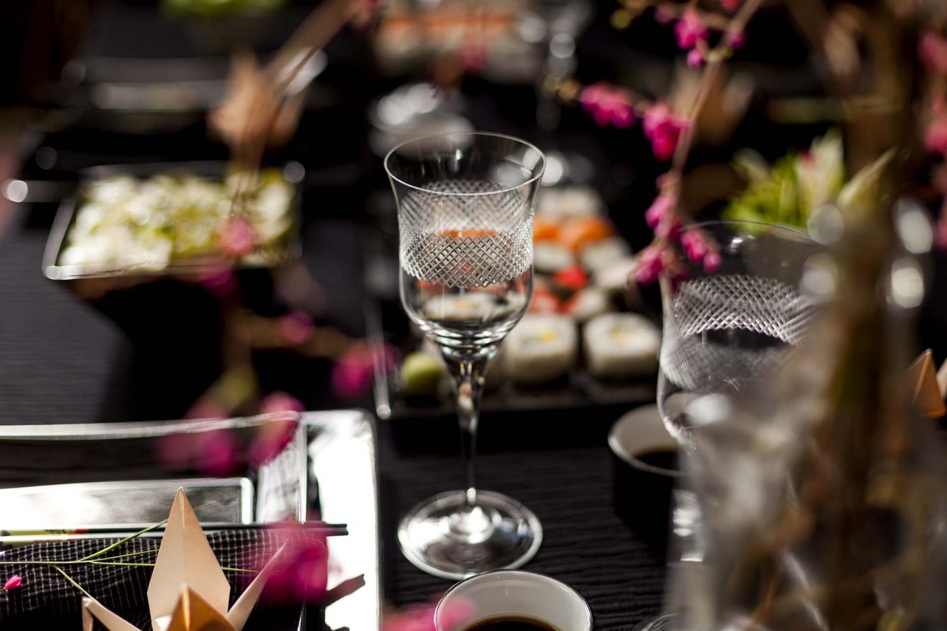 As taças de cristal Celeste, da Oxford Crystal, têm lapidação inspirada nas antigas taças “bico de jaca”, famosas por apresentarem pontinhos em alto relevo que lembram a casca dessa fruta. Foto: Raphael Günther/Bespoke Content. Imagem: As taças de cristal Celeste, da Oxford Crystal, têm lapidação inspirada nas antigas taças “bico de jaca”, famosas por apresentarem pontinhos em alto relevo que lembram a casca dessa fruta. Foto: Raphael Günther/Bespoke Content.