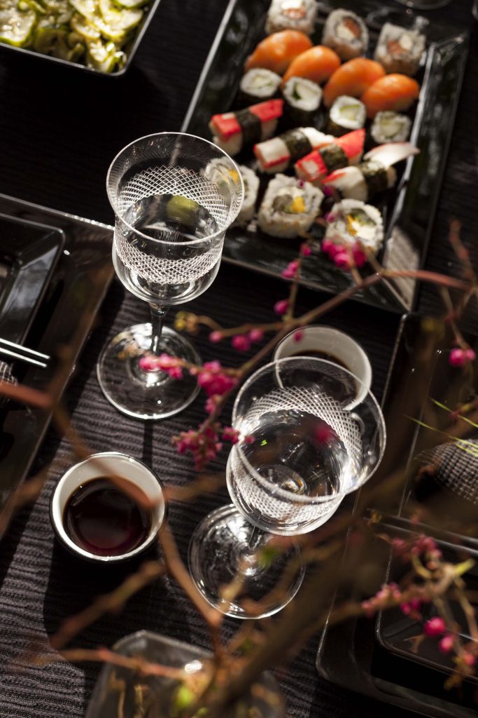 A transparência dos cristais é um destaque e charme à parte no meio de todo o preto. Dão elegância à mesa deixando a comida permanecer como elemento principal. Foto: Raphael Günther/Bespoke Content. Imagem: A transparência dos cristais é um destaque e charme à parte no meio de todo o preto. Dão elegância à mesa deixando a comida permanecer como elemento principal. Foto: Raphael Günther/Bespoke Content.