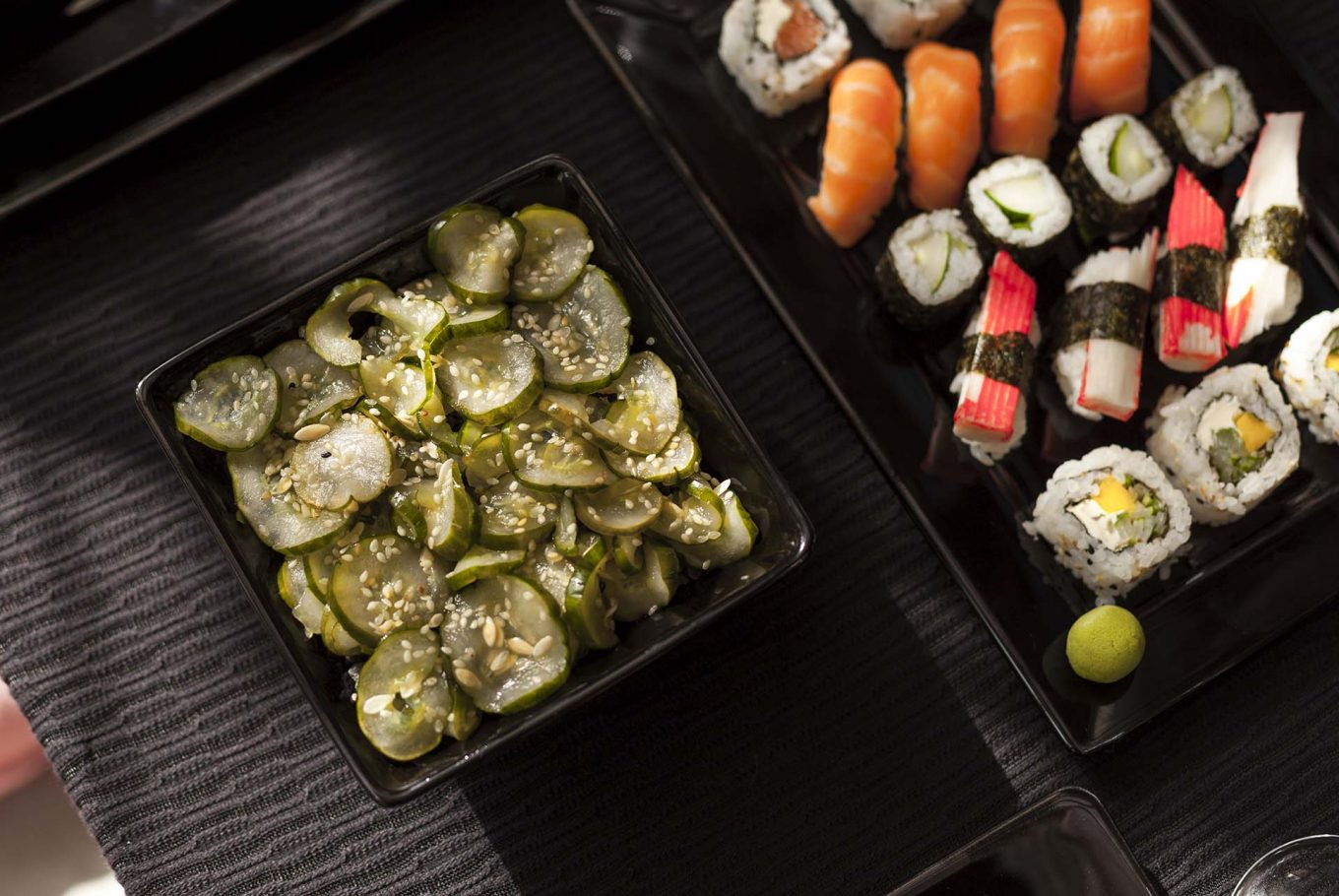 Essa é a entrada mais popular em um jantar japonês. Sunomono significa literalmente "coisas avinagradas", e é geralmente servido em pequenas porções. Foto: Raphael Günther/Bespoke Content. Imagem: Essa é a entrada mais popular em um jantar japonês. Sunomono significa literalmente "coisas avinagradas", e é geralmente servido em pequenas porções. Foto: Raphael Günther/Bespoke Content.