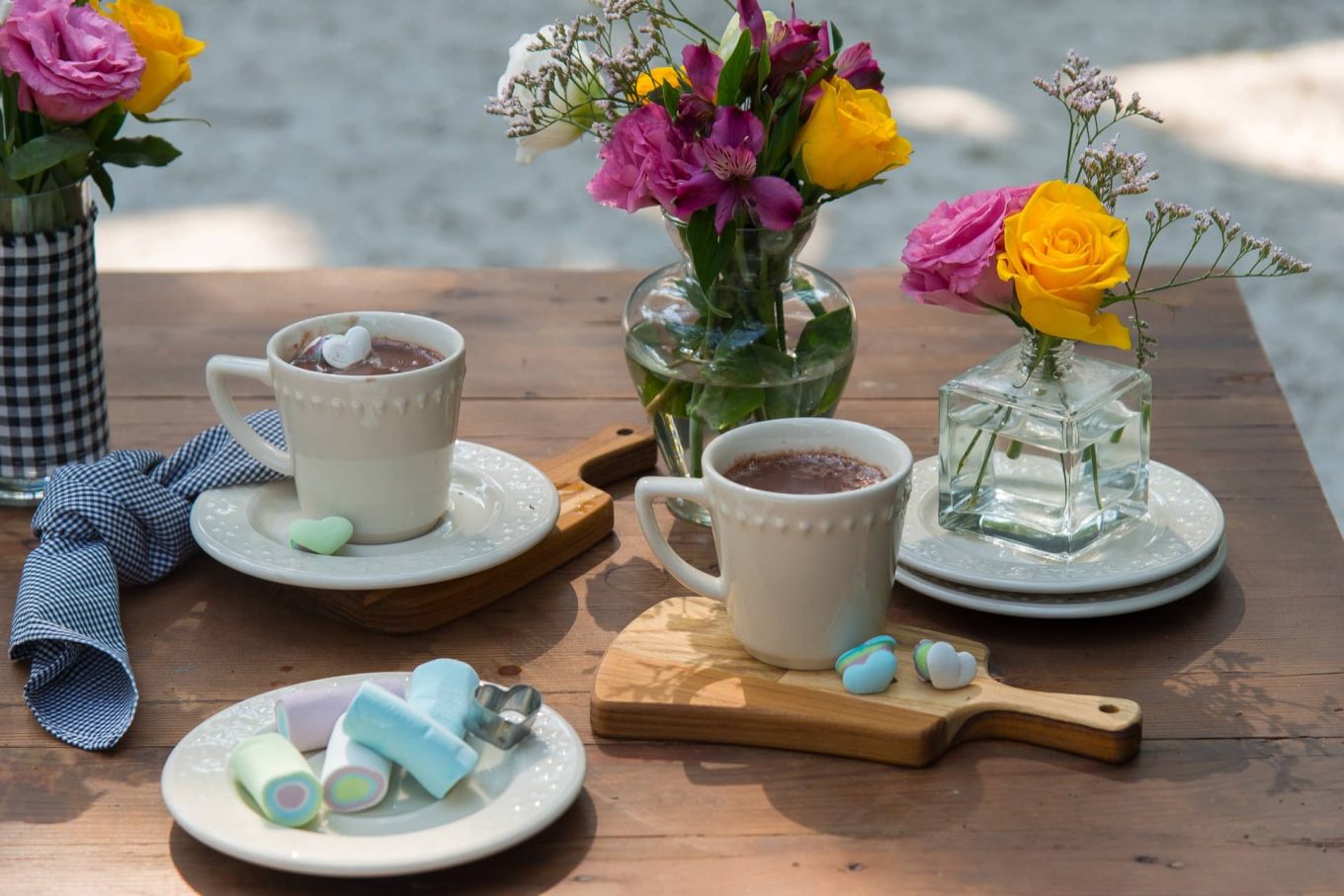 Coraçõezinhos de marshmallow coloridos, para adoçar a vida, e o chocolate quente. Foto: Cacá Bratke. Imagem: Coraçõezinhos de marshmallow coloridos, para adoçar a vida, e o chocolate quente. Foto: Cacá Bratke.