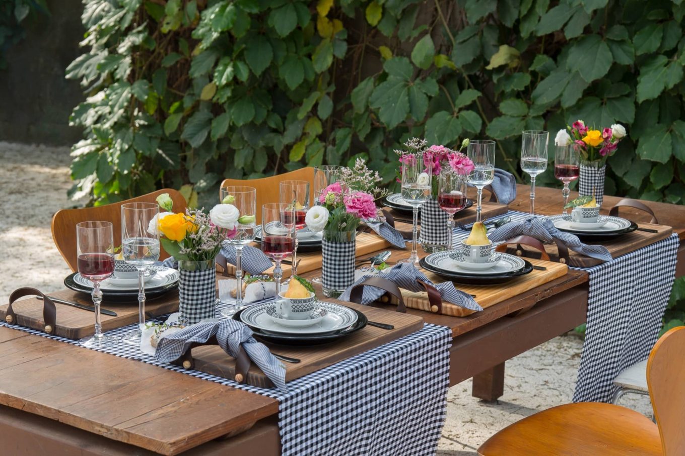 O xadrez traz um ar de descontração e elegância à mesa em preto e branco. Ele aparece nos caminhos de mesa, vasos e guardanapos Foto: Cacá Bratke. Imagem: O xadrez traz um ar de descontração e elegância à mesa em preto e branco. Ele aparece nos caminhos de mesa, vasos e guardanapos Foto: Cacá Bratke.
