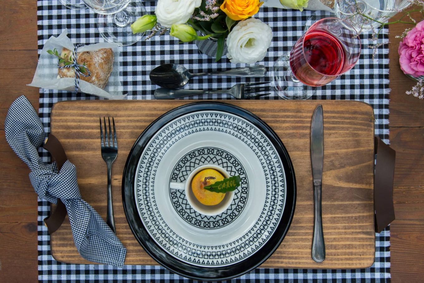 Para compor a mesa usamos talheres numa tonalidade cinza chumbo da Villa Pano. O jogo de jantar é o Flamingo Sense da Oxford Porcelanas. Fotos Cacá Bratke. Imagem: Para compor a mesa usamos talheres numa tonalidade cinza chumbo da Villa Pano. O jogo de jantar é o Flamingo Sense da Oxford Porcelanas. Fotos Cacá Bratke.