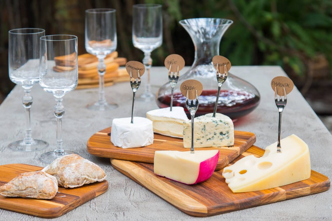 Para marcar os queijos, espete garfos de sobremesa com as pontas para cima, e escreva o nome de cada um. Tábuas e garfos, Villa Pano. Taças de vinho de cristal Classic 250, e Decanter Profissional de cristal, ambos Oxford Crystal. Foto: Cacá Bratke. Imagem: Para marcar os queijos, espete garfos de sobremesa com as pontas para cima, e escreva o nome de cada um. Tábuas e garfos, Villa Pano. Taças de vinho de cristal Classic 250, e Decanter Profissional de cristal, ambos Oxford Crystal. Foto: Cacá Bratke.