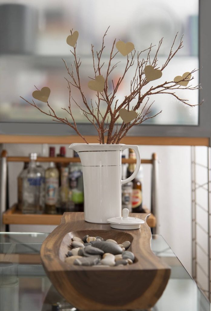 Decore o ambiente com um arranjo de galhos secos e corações de papel. Com a ajuda de um cortador de papel em forma de coração, faça vários coraçõezinhos e prenda em um galho seco. Em vez de colocá-lo num vaso, use um utensílio diferente, como o bule Flamingo Diamond da Oxford Porcelanas. Foto: Cacá Bratke Imagem: Decore o ambiente com um arranjo de galhos secos e corações de papel. Com a ajuda de um cortador de papel em forma de coração, faça vários coraçõezinhos e prenda em um galho seco. Em vez de colocá-lo num vaso, use um utensílio diferente, como o bule Flamingo Diamond da Oxford Porcelanas. Foto: Cacá Bratke