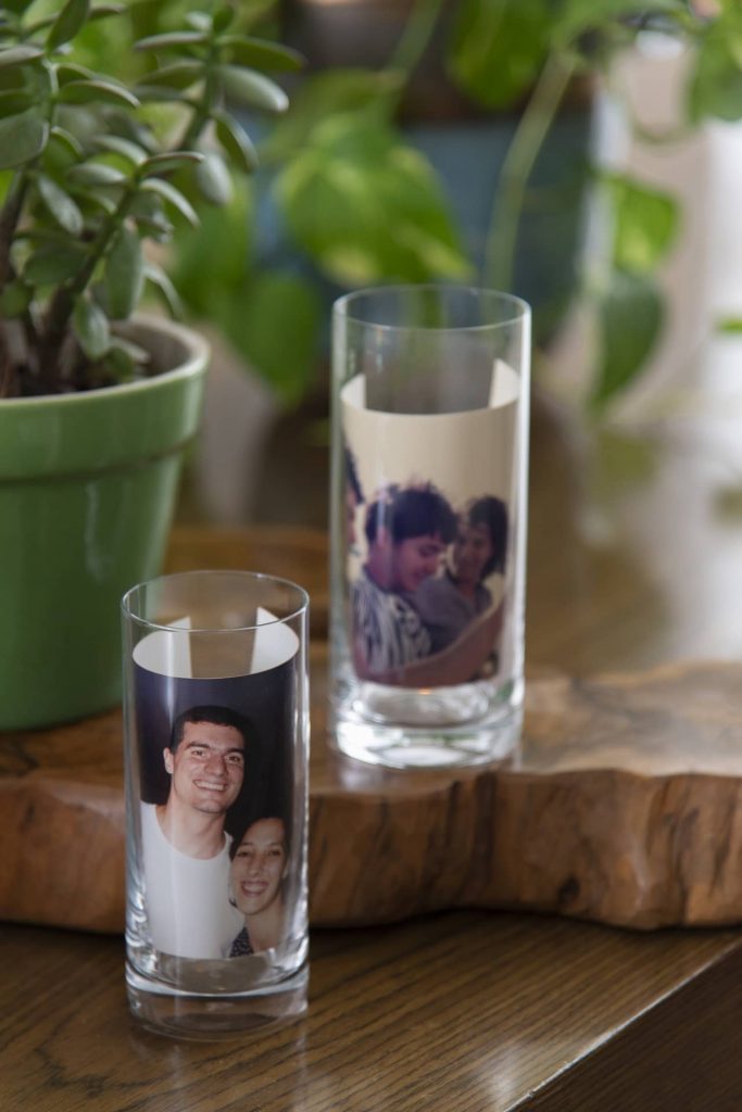 Copos long drink, com fotos do casal dentro, viram porta-retratos inusitados. Aqui, copos long drink da linha Flat da Oxford Alumina Crystal. Foto: Cacá Bratke Imagem: Copos long drink, com fotos do casal dentro, viram porta-retratos inusitados. Aqui, copos long drink da linha Flat da Oxford Alumina Crystal. Foto: Cacá Bratke