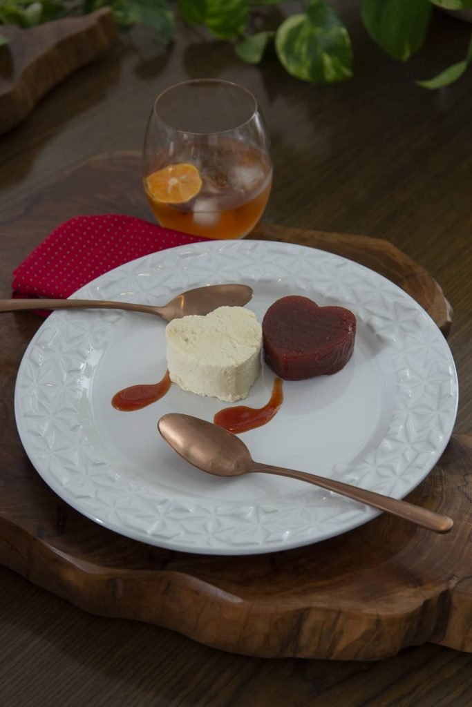 O jantar no Dia dos Namorados pede uma sobremesa simples e deliciosa: a famosa dupla Romeu e Julieta. Corte a goiabada e o queijo com cortador de biscoito em formato de coração. Salpique um pouco de geleia de goiaba no prato Tales da Oxford Porcelanas. Foto: Cacá Bratke Imagem: O jantar no Dia dos Namorados pede uma sobremesa simples e deliciosa: a famosa dupla Romeu e Julieta. Corte a goiabada e o queijo com cortador de biscoito em formato de coração. Salpique um pouco de geleia de goiaba no prato Tales da Oxford Porcelanas. Foto: Cacá Bratke