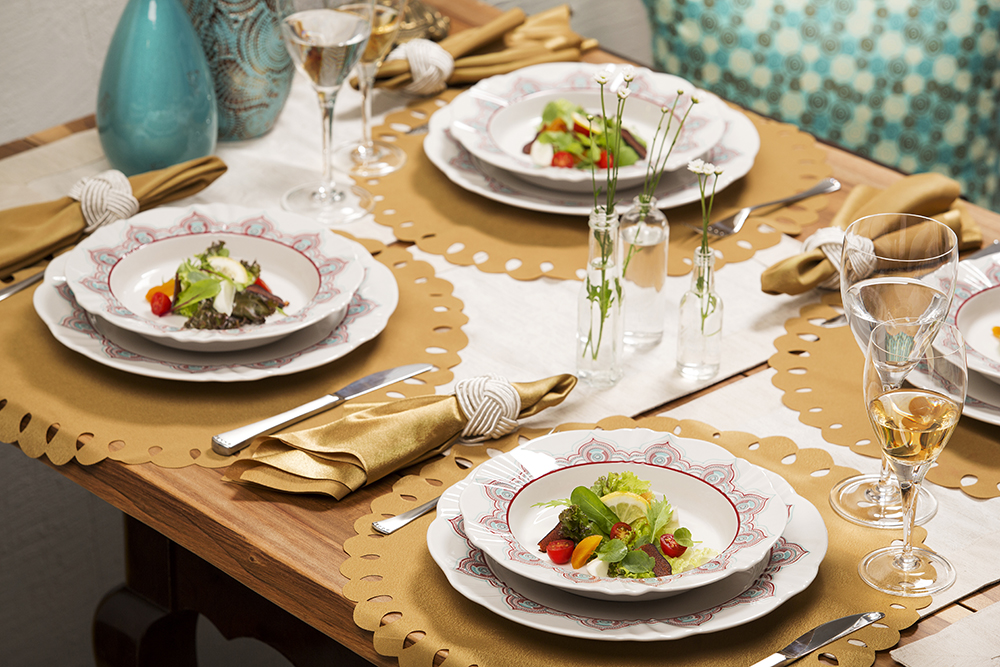 Uma mesa linda com Soleil Talismã, taças da Linha 517 Classic e toalhas e guardanapos em tons dourados.