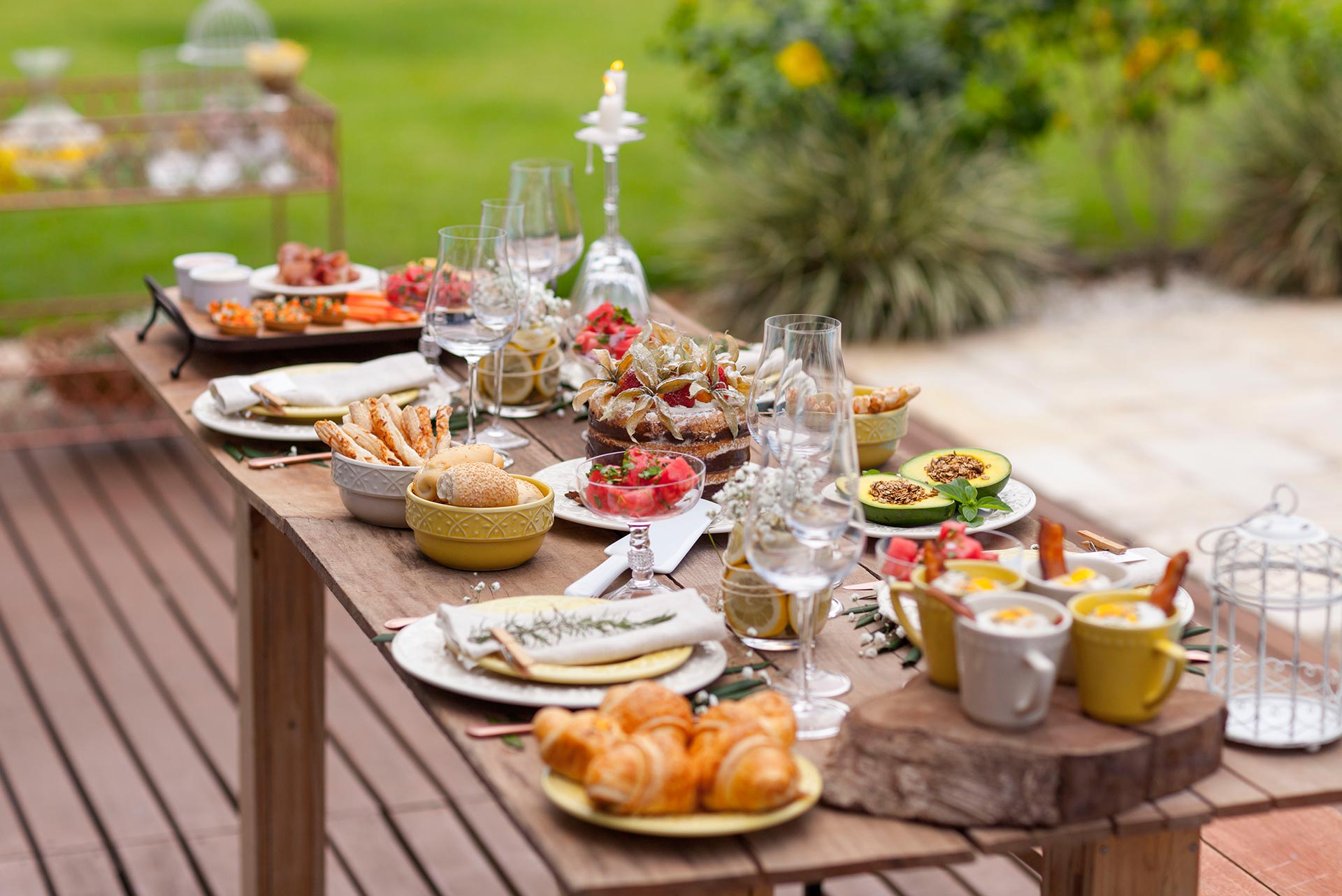 Imagem: Comidinhas saborosas, louças lindas e uma mesa ao ar livre: a receita para um brunch perfeito! Foto: Raphael Günther/Bespoke Content