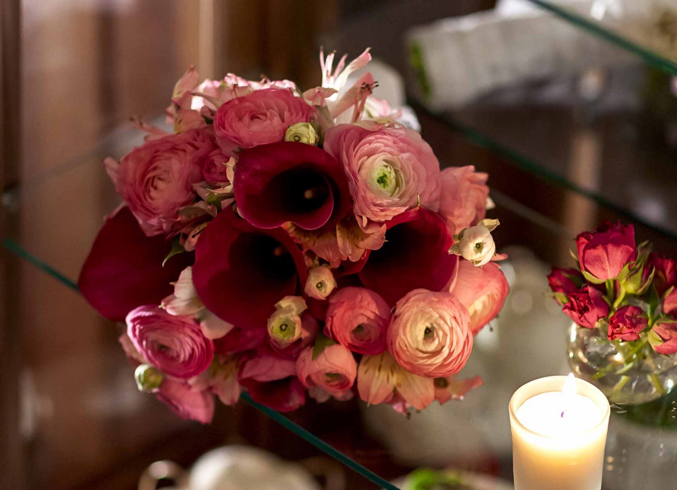 Imagem: O buquê da noiva é composto por flores Callas, Ranúnculo e a Alstroemeria. Foto: Raphael Günther/Bespoke Content.