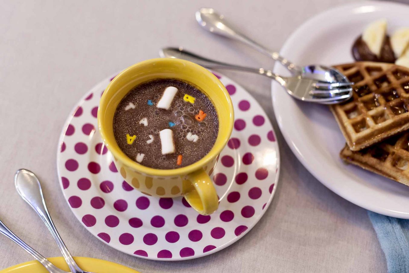Imagem: Para complementar o café da manhã, o chocolate quente foi servido e decorado com confeitos e marshmallows. Foto: Raphael Günther/Bespoke Content.