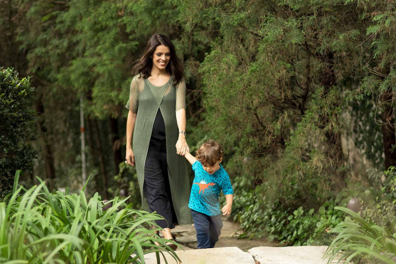 Imagem: Lucila tem uma rotina muito agitada. Entretanto, nada lhe impede de parar, respirar fundo e aproveitar as coisas simples da vida. Sua família é o seu porto seguro na hora de pisar no freio, desacelerar e relaxar. Foto: Henrique Perón/Bespoke Content.