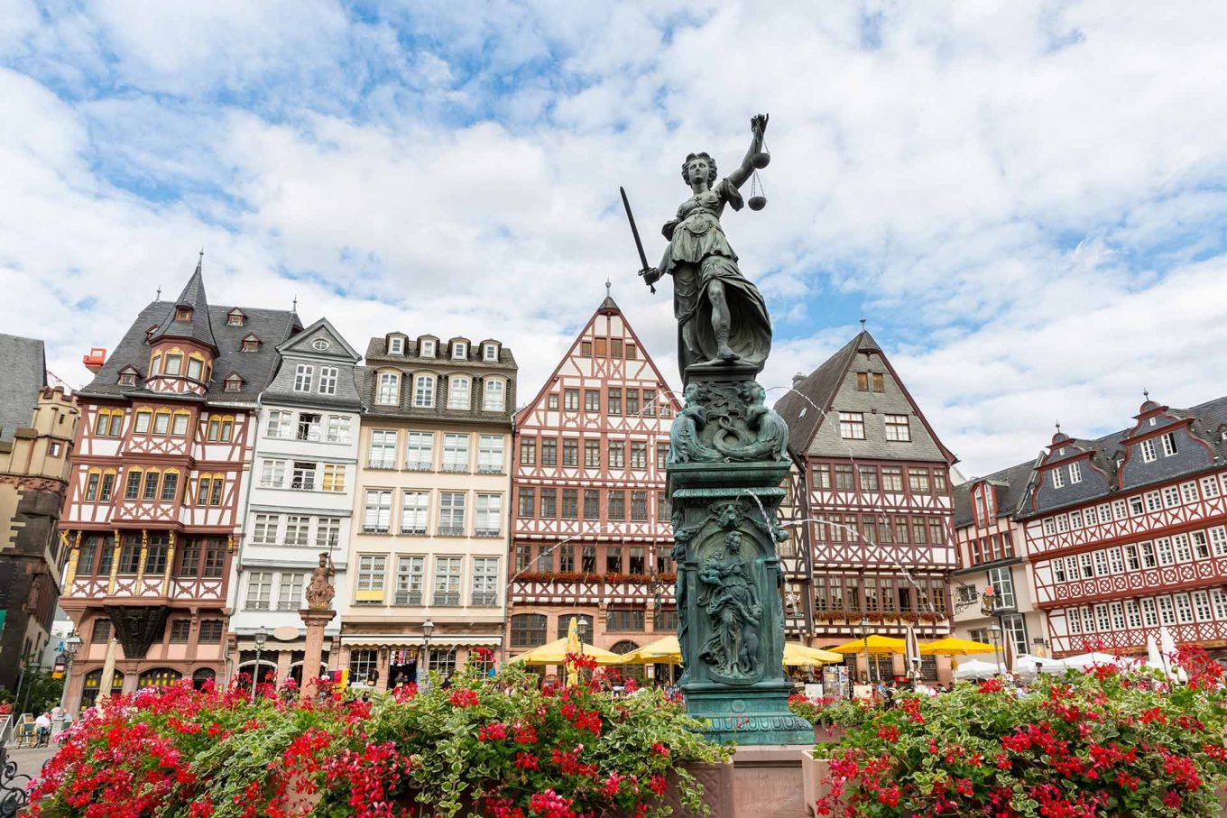Imagem: Praça Römer, a praça mais antiga da cidade de Frankfurt. Foto: vichie81/shutterstock.com.