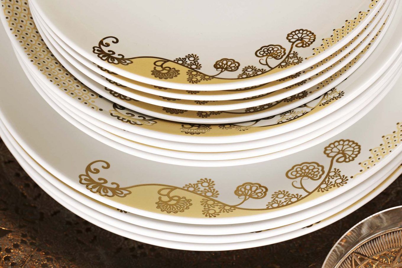 Imagem: A decoração da coleção Coup Golden tem desenhos delicados e aposta no contraste entre duas texturas de ouro: fosca e brilhante.