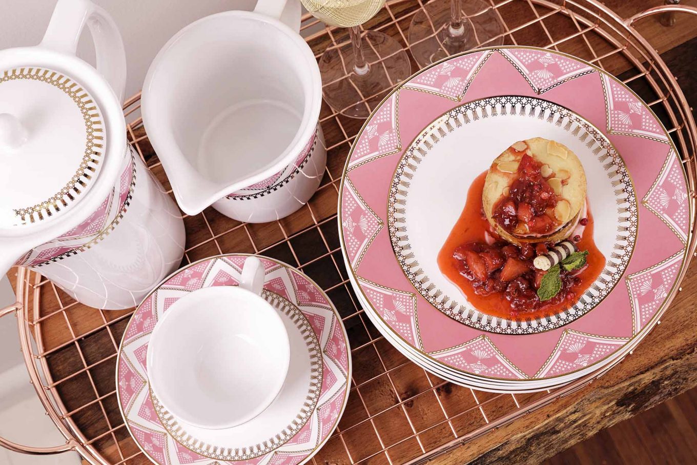 Imagem: Aposte na mistura certeira da cor rosa com acessórios em cobre e deixe a sua mesa muito contemporânea!