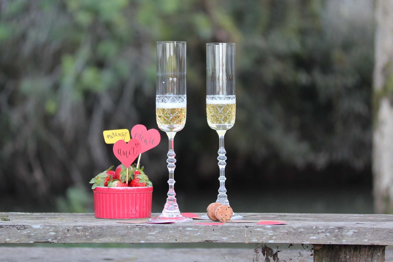 Imagem: Nada mais irresistível que um brinde com espumante ou champagne e taças lindas como as da coleção Cidade da Garoa, da Oxford Crystal. Foto: Equipe Oxford.