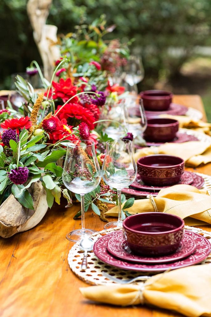 Imagem: Uma mesa que aposta no contraste de cores para criar um clima especial, que faz com que você se sinta no meio de um campo na Toscana. Foto: Elisa Correa.