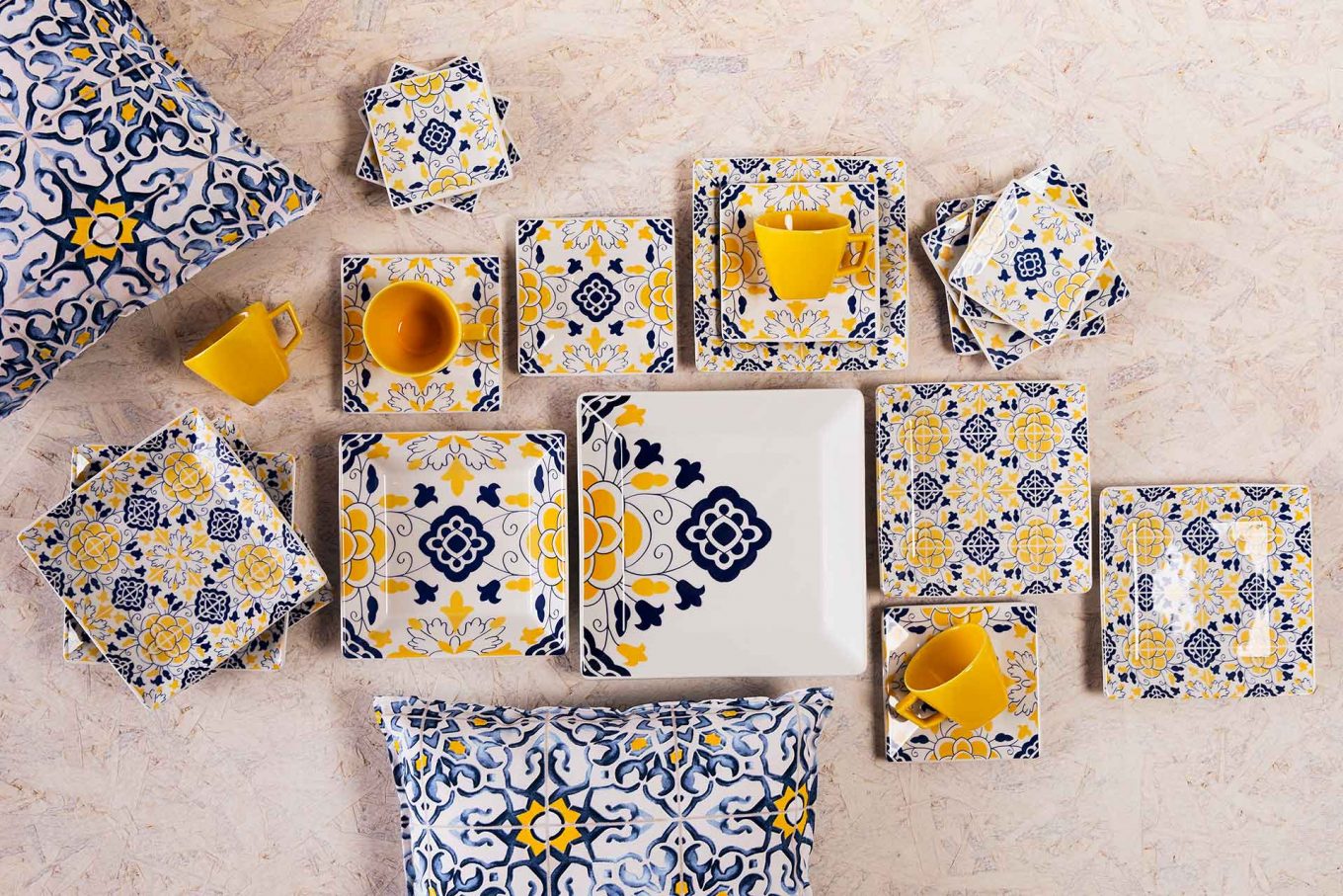 Imagem: Além de ficarem lindos na mesa, os pratos da coleção Quartier Sevilha também podem ser ótimos elementos decorativos para a parede, pois as estampas se completam, como verdadeiros azulejos!