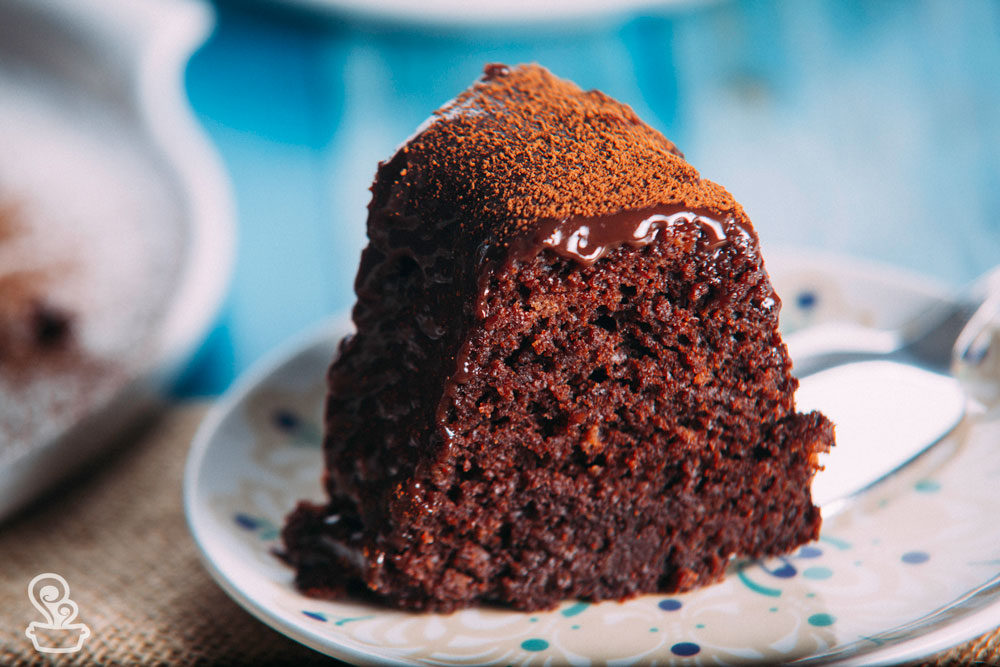 O bolo de chocolate do blog Na Minha Panela é um curinga, perfeito para o aniversário virtual: gostoso e fácil de fazer.