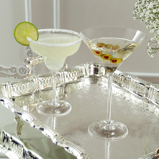 Texto: Taças Strauss: o clássico Martini, coquetel servido com azeitonas. Foto: Carpintaria Estúdio.