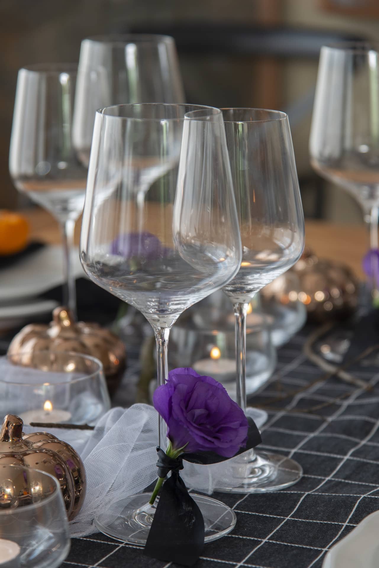 Taça de água decorada com uma flor