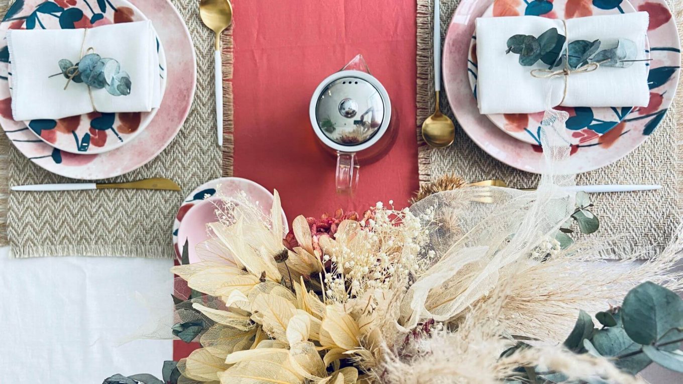 Mesa posta com flores secas e tons terrosos para chá da tarde