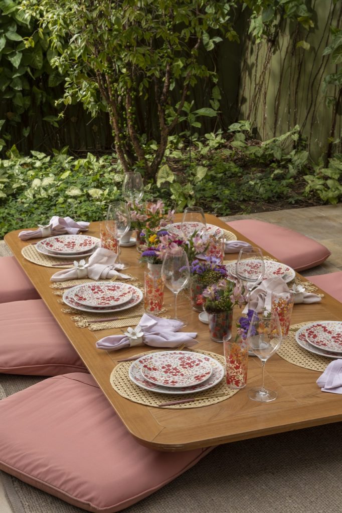 mesa posta de primavera para seis pessoas, num jardim. 