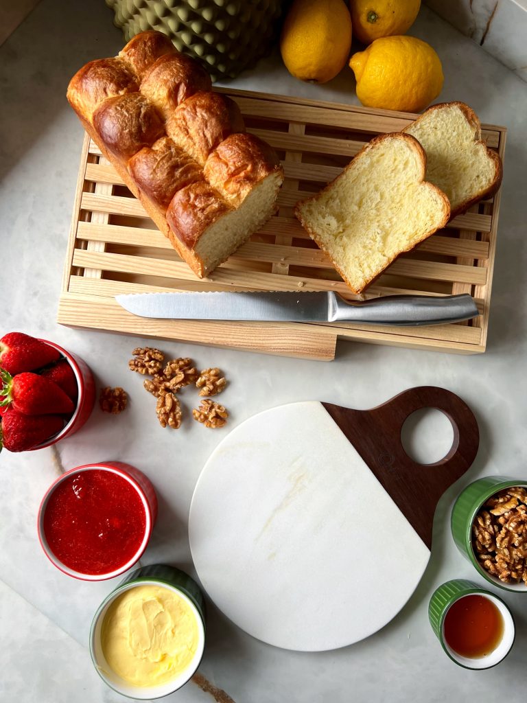 Imagem: tábua de manteiga com pães 