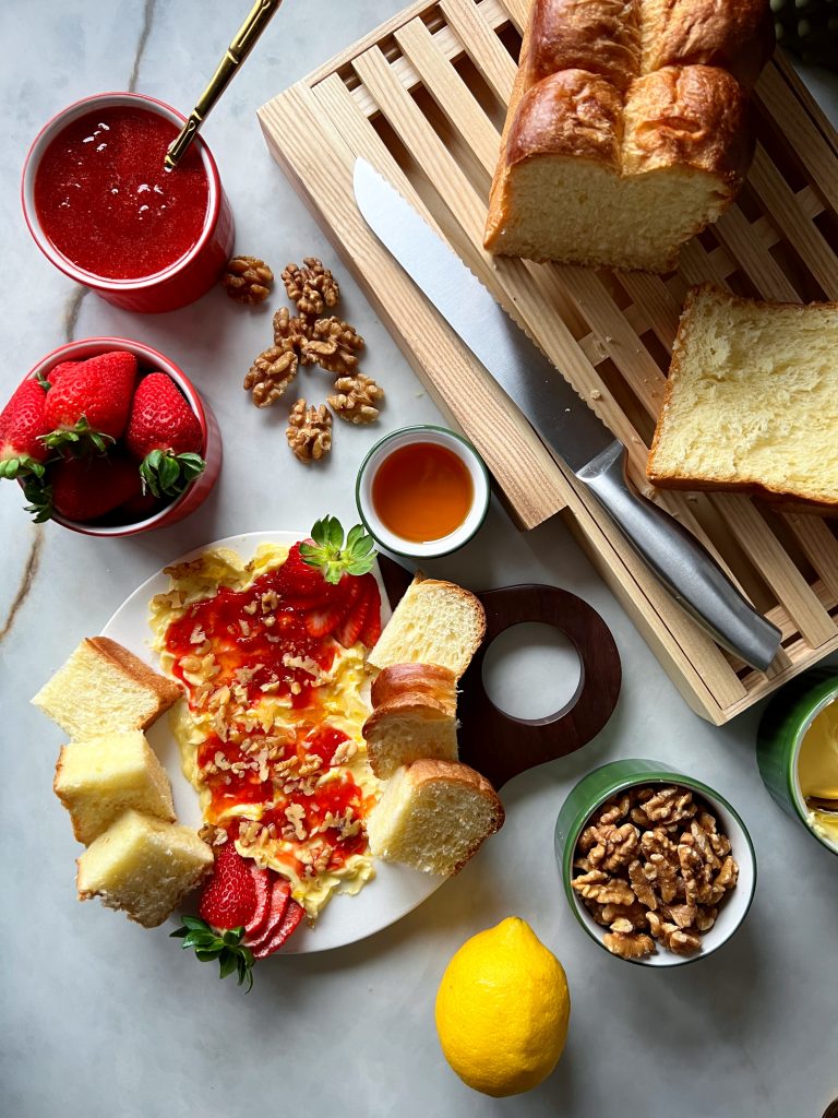 Imagem: tábua de manteiga com pães 