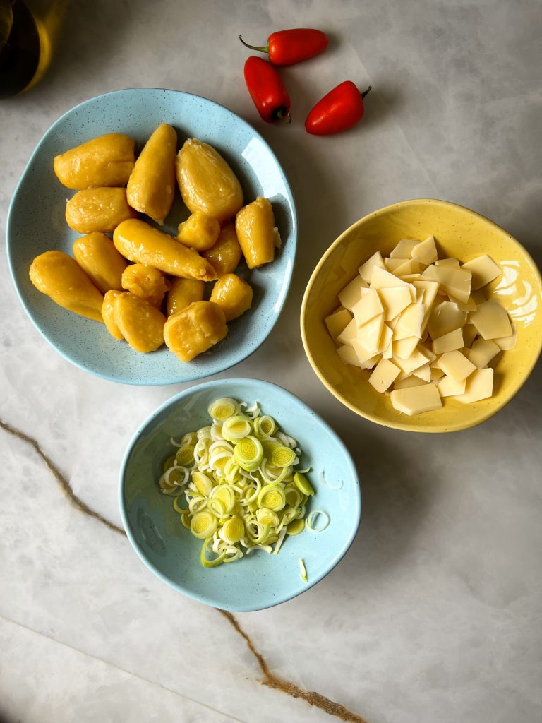 Imagem: mise en place do purê com bowls azuis e um amarelo.