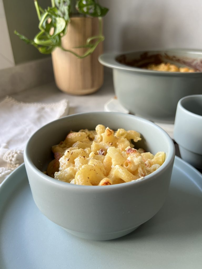 Imagem: bowl verde servido com  mac n cheese.