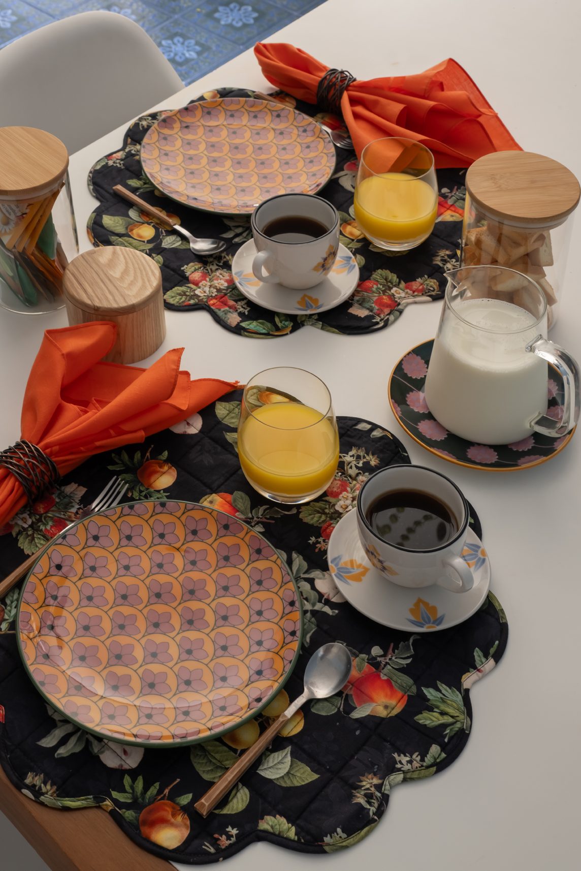 Imagem: mix and match porcelanas Oxford em jogo americano preto